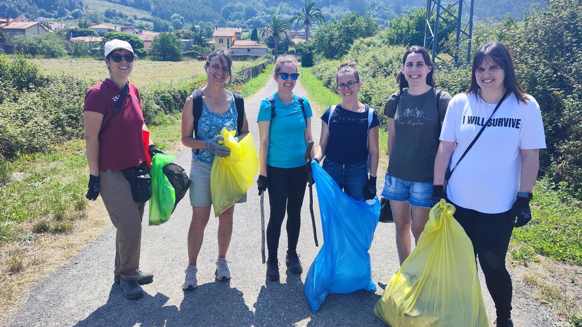 La senda del Salín al Cierrón queda como una patena: así fue la limpieza voluntaria en torno a la ría de Villaviciosa