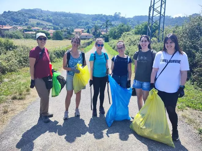 La senda del Salín al Cierrón queda como una patena: así fue la limpieza voluntaria en torno a la ría de Villaviciosa