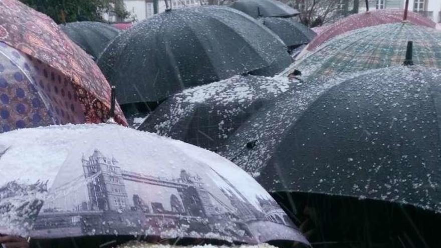 El mal tiempo acompañó a la manifestación. Justo antes de empezar cayó una granizada sobre Santiago. // S.M.