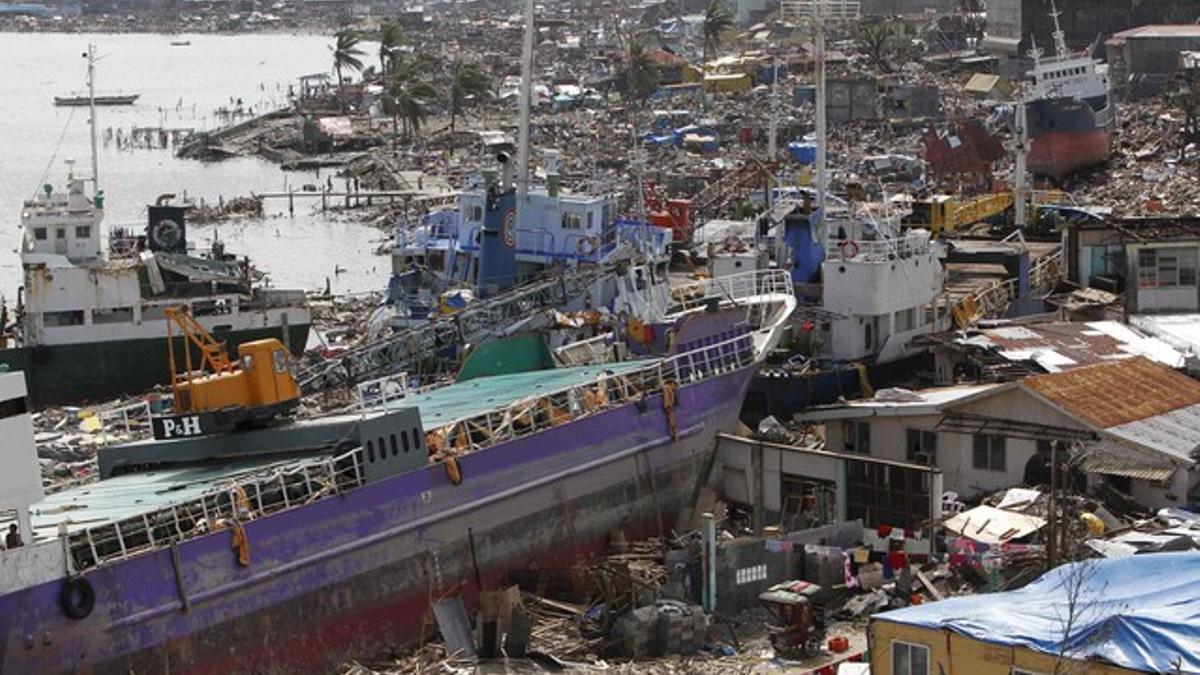 Un buque arrastrado contra la costa en Tacloban.