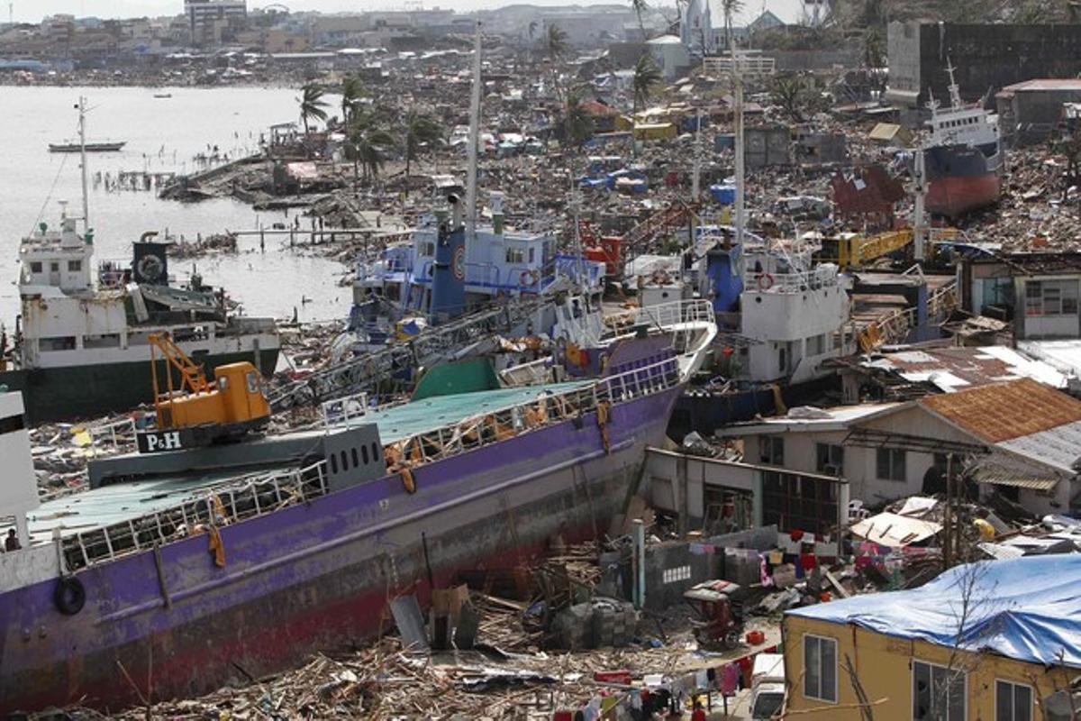 Un vaixell arrossegat contra la costa a Tacloban.