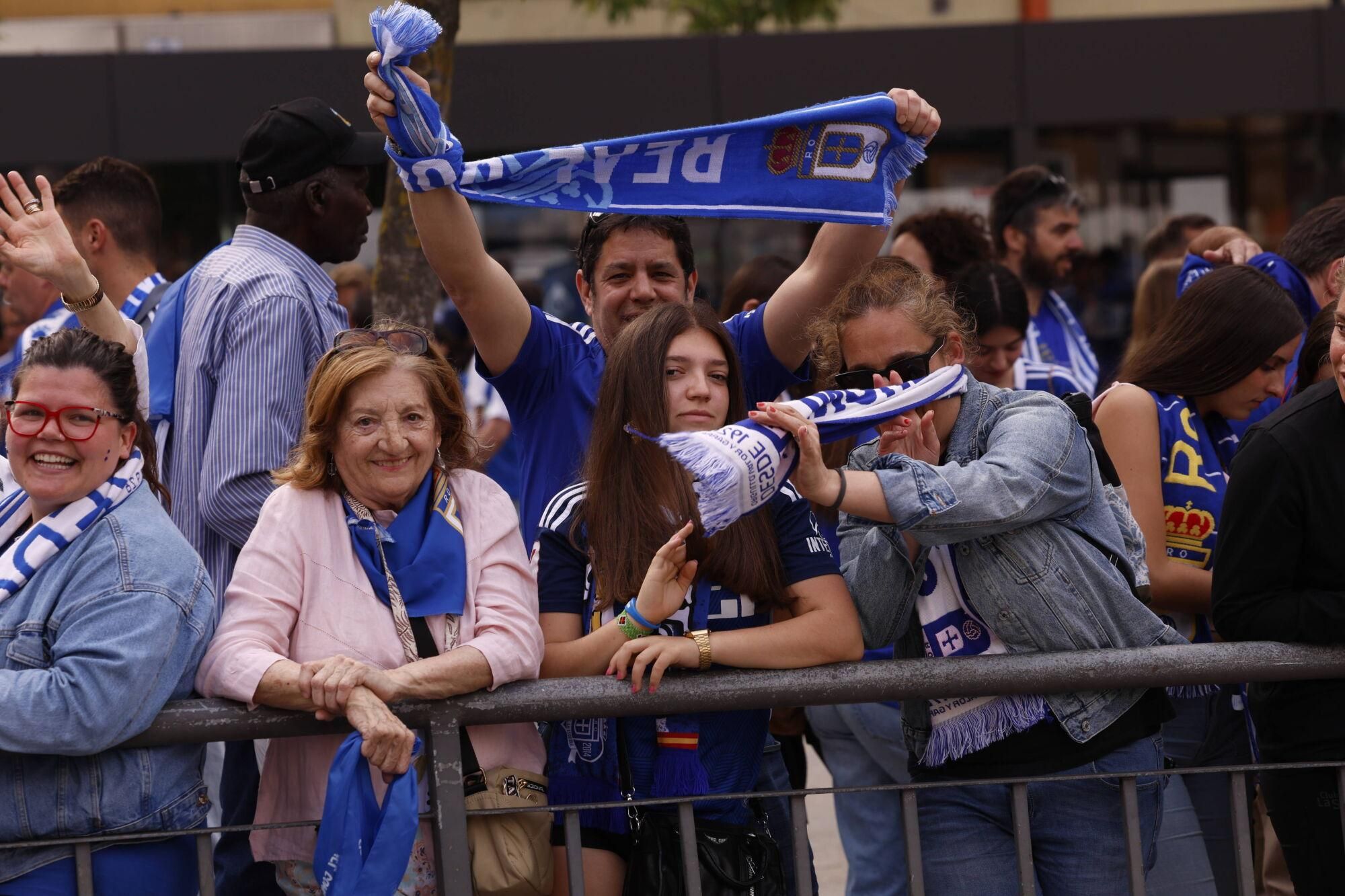 EN IMÁGENES: Espectacular recibimiento de la afición del Oviedo a su equipo antes de la vuelta por el ascenso contra el Almería