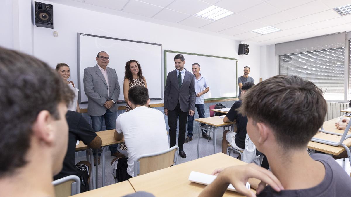 El alcalde de Gandia, José Manuel Prieto, y la concejala de Educación, Esther Sapena, visitan un instituto de la ciudad