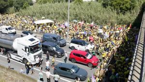 Docentes cortando la AP-7 en Granollers, la semana pasada durante una jornada de huelga educativa.