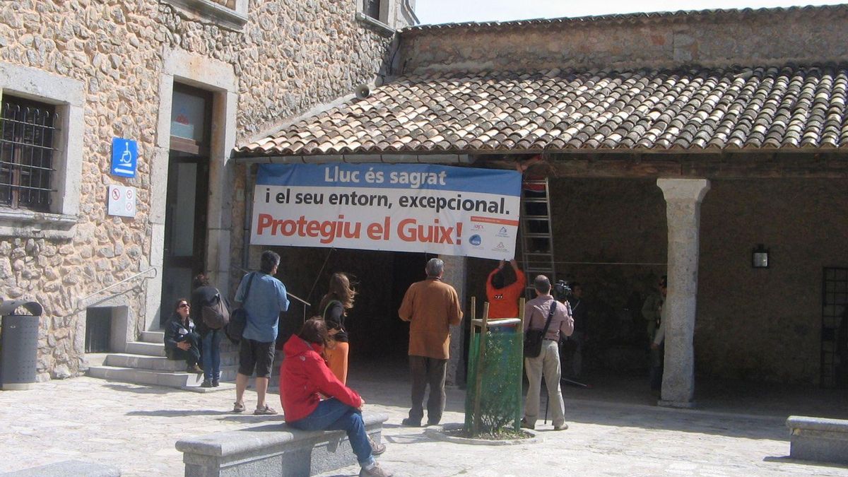 Imagen de archivo de la colocación de una pancarta a favor de proteger es Guix en Lluc.