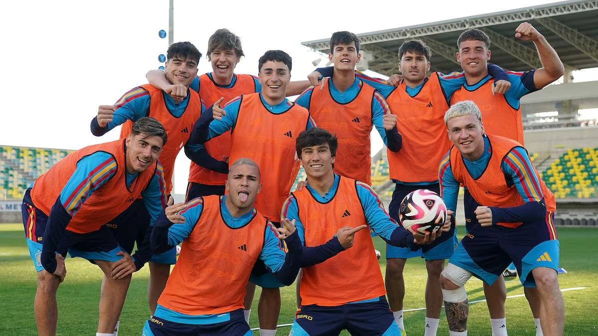 Herzog, con parte de la convocatoria de la Selección Sub 21, en el estadio de Ankara.