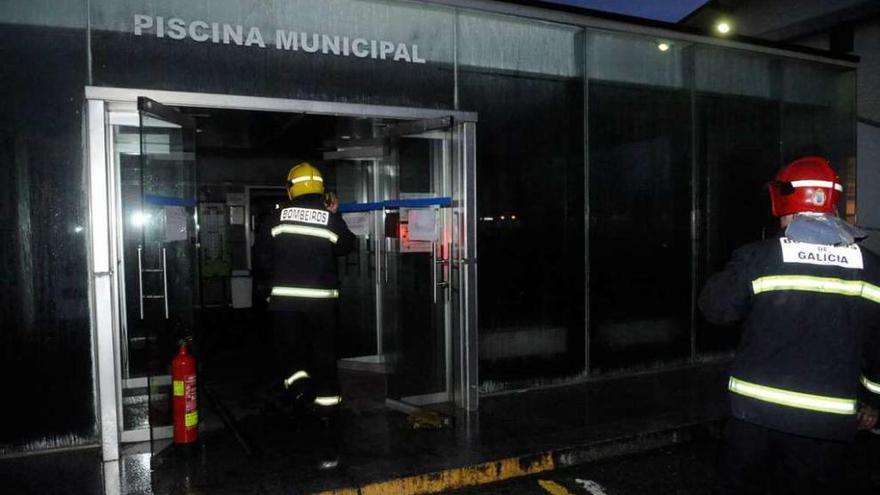 Bomberos, a la entrada de la piscina tras el incendio que se registró en 2009.