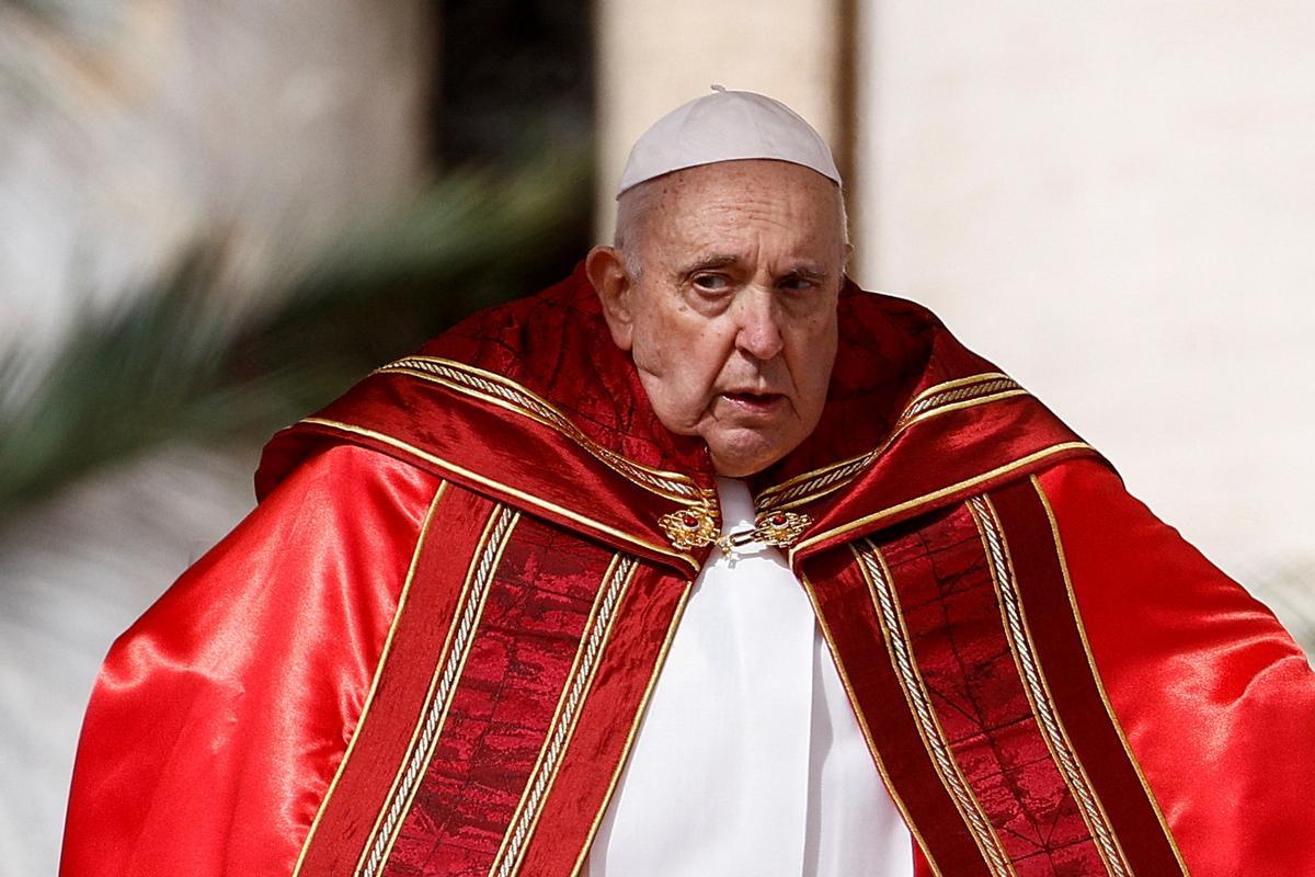 El Papa Francisco asiste a la Misa del Domingo de Ramos en la Plaza de San Pedro en el Vaticano