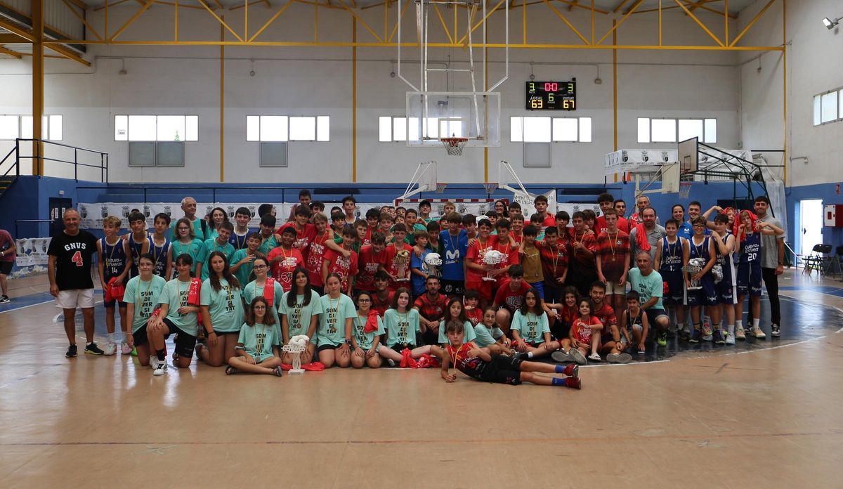 Jugadores de los diferentes equipos que han participado en el XXI Torneig Nacional Aleví de Minibàsquet del Genovés.