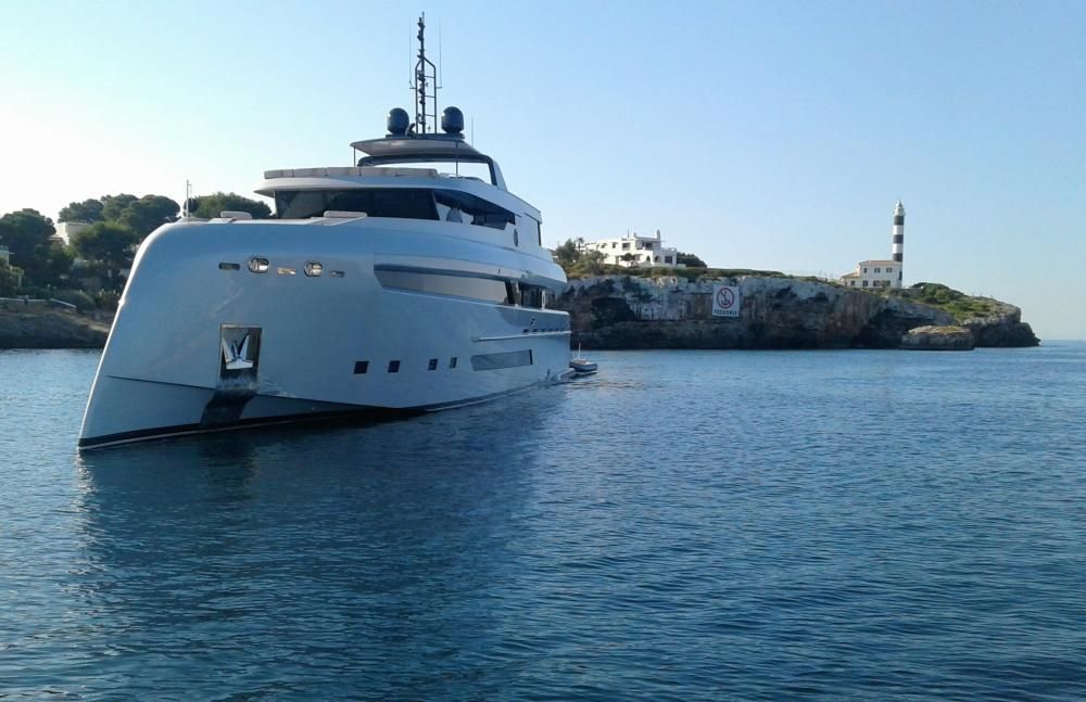 Yacht ankert in geschützten Seegraswiesen vor Portocolom