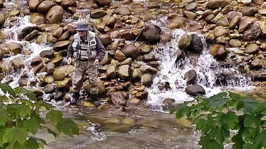 El pescador manresà en plena acció a les aigües del riu Piloña | FEPYC