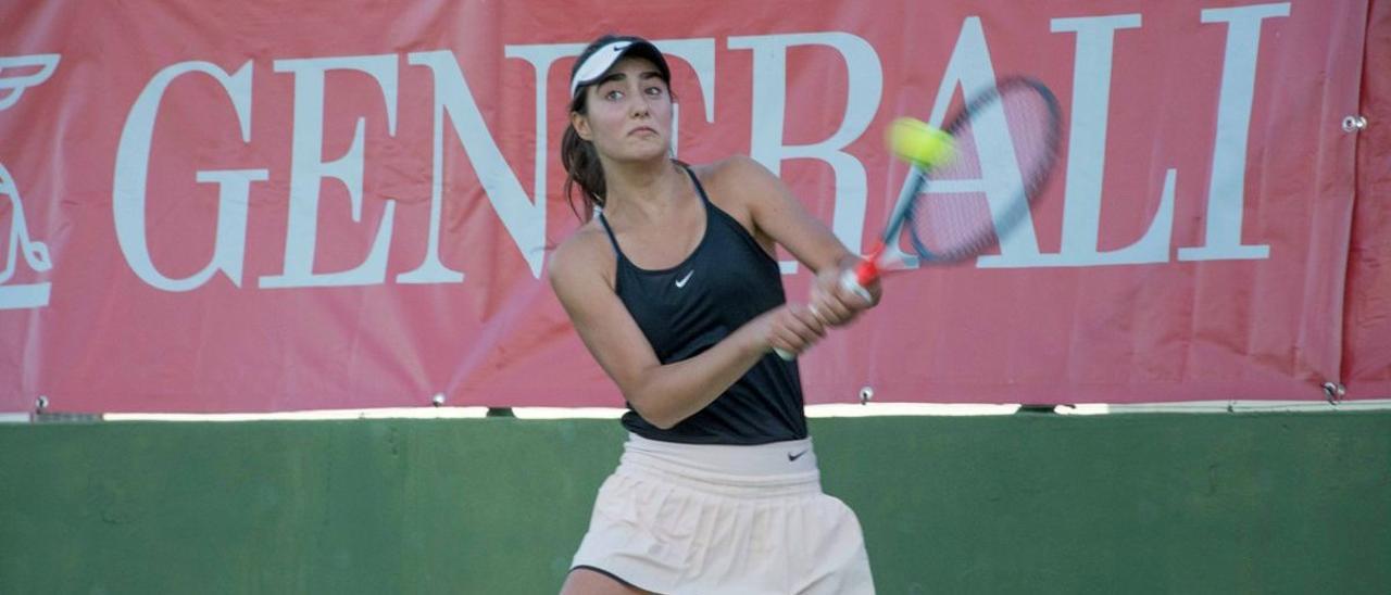 Amanda Montes ejecuta un golpe en la previa del Open Generali Ciudad de Palma del Río.