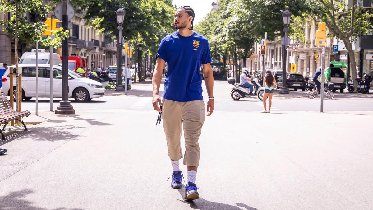 Olivier Nkamhoua pasea por la Rambla de Catalunya.