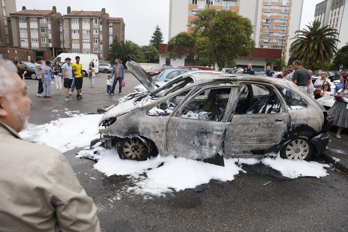 El incendio de varios coches en un parking de Gijón, en imágenes