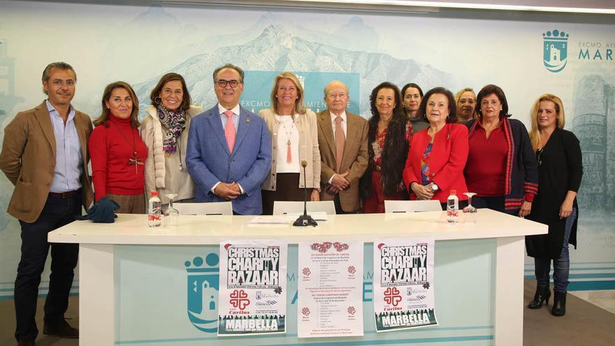 La alcaldesa de Marbella, Ángeles Muñoz, y el presidente de Cáritas, Antonio Belón, con voluntarios.