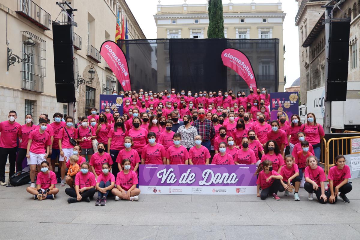 Gran foto de família amb les dones participants i autoritats