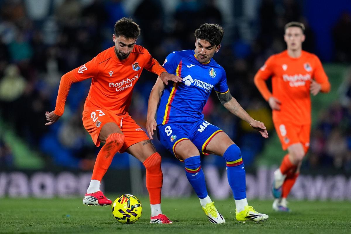 Brais Mendez of Real Sociedad and Mauro Arambarri of Getafe CF compete for the ball during the Spanish League, LaLiga EA Sports, football match played between Getafe CF and Real Sociedad at Coliseum de Getafe stadium on January 09, 2026, in Getafe, Spain. AFP7 09/01/2026 ONLY FOR USE IN SPAIN. Dennis Agyeman / AFP7 / Europa Press;2026;SOCCER;SPAIN;SPORT;ZSOCCER;ZSPORT;Getafe CF v Real Sociedad - LaLiga EA Sports