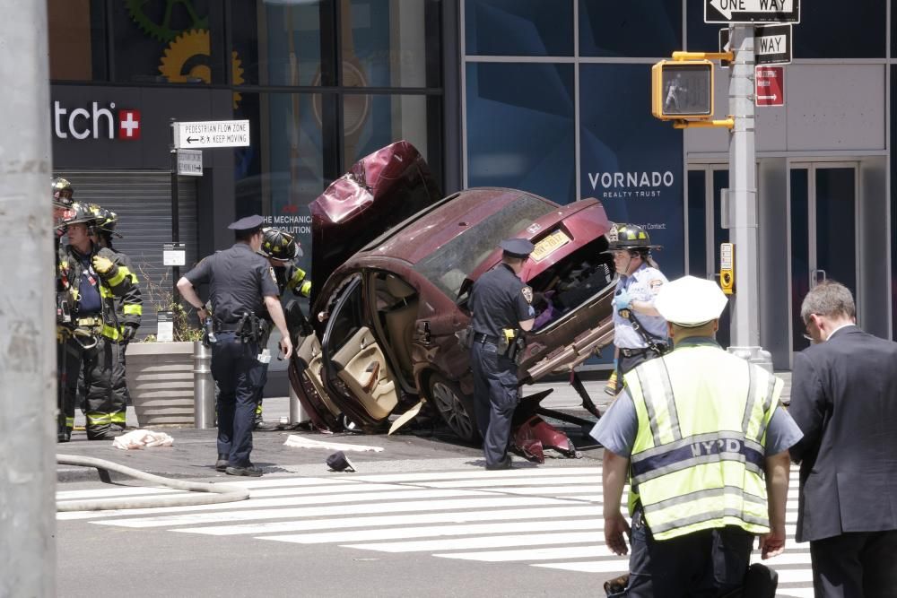 Un coche atropella a una multitud en Times Square