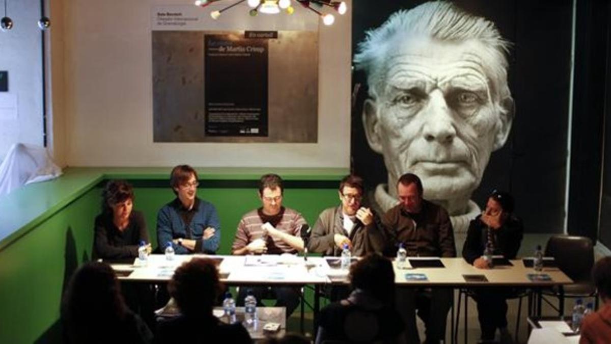 El vestíbulo de la Beckett, durante una rueda de prensa, con el retrato de Samuel Beckett de fondo.