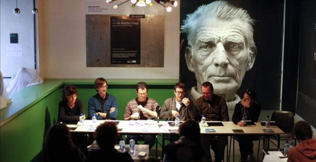 El vestíbulo de la Beckett, durante una rueda de prensa, con el retrato de Samuel Beckett de fondo.