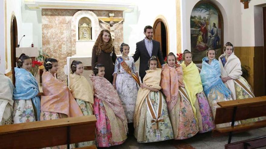 Sofía Soler y la Corte de Honor, en la capìlla del colegio.