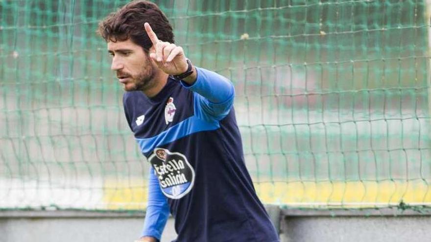 Víctor, dirigiendo un entrenamiento desde la banda.