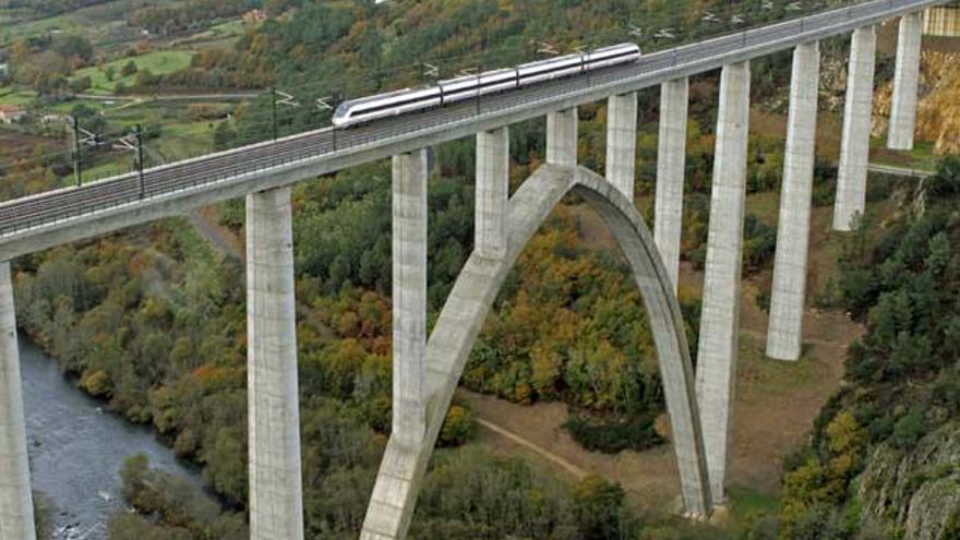 Renfe a su paso por el viaducto del Ulla.