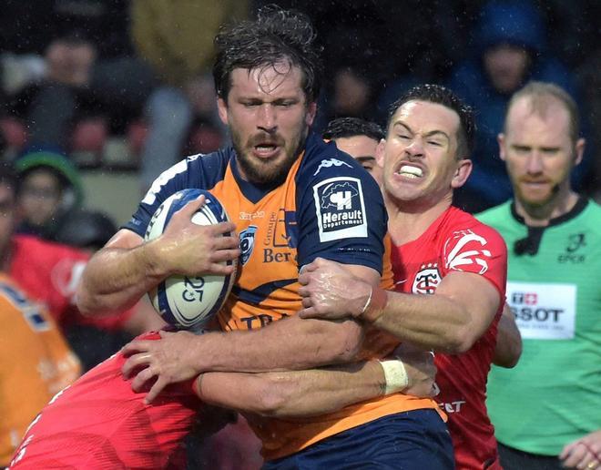 El centro sudafricano François Steyn (izq.), es abordado por el frances Sofiane Guitoune, durante el partido de grupo de rugby de la Copa de Europa, Toulouse contra Montpellier, en el estadio Ernest Wallon en Toulouse, en el sur de Francia.