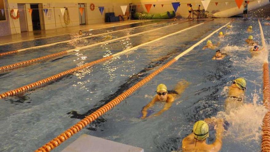 Los nadadores de los clubes han vuelto a entrenar con serias dificultades en una sola calle. // N. Parga