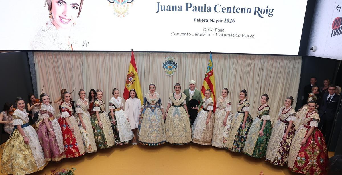 Carmen, la corte, Juana Paula y Trinidad y Paco Segura, en la antesala