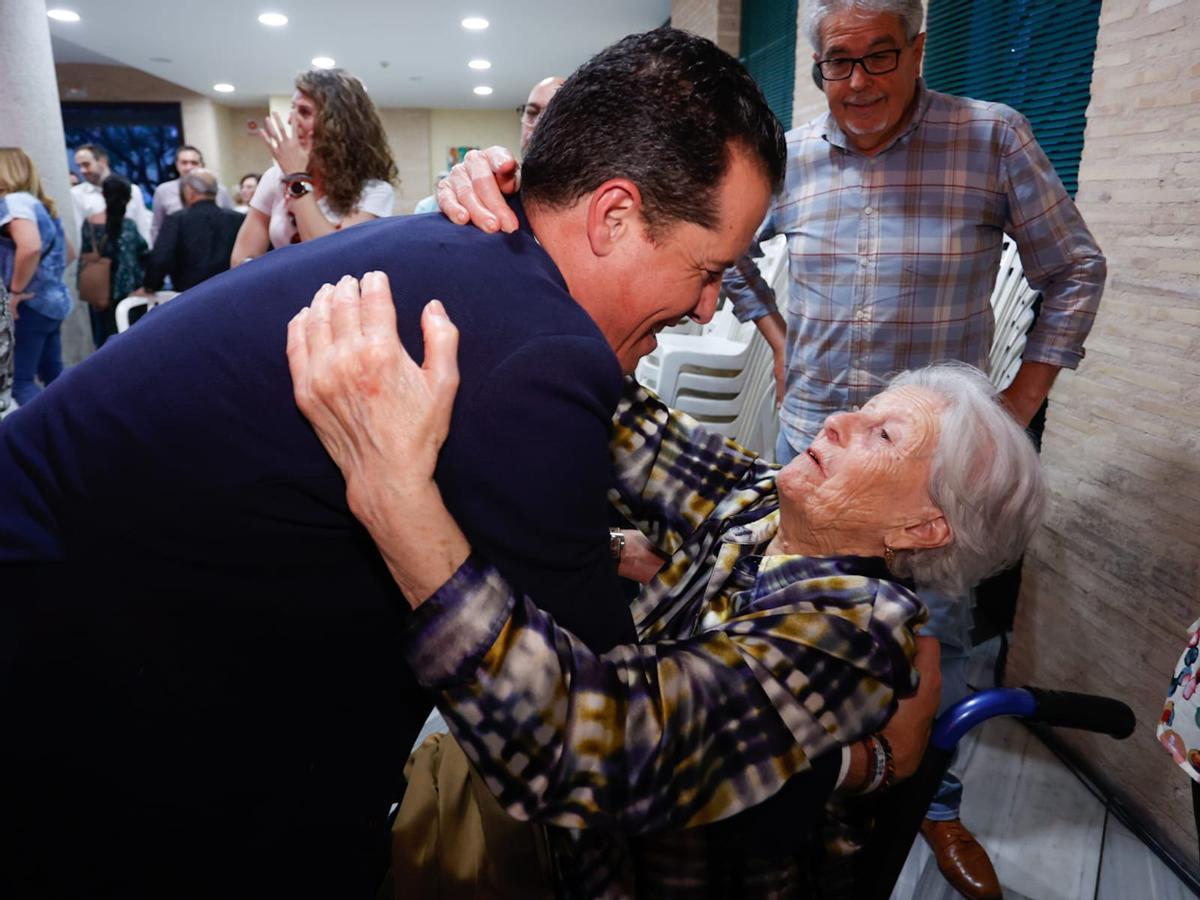 Una noche de besos y abrazos para Rubén Alfaro.