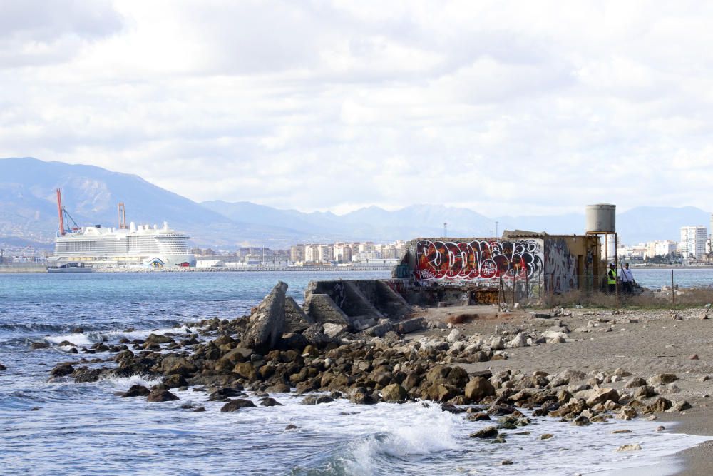 Trabajo de demolición de las antiguas pistas de tenis e instalaciones sin uso de los Baños del Carmen.