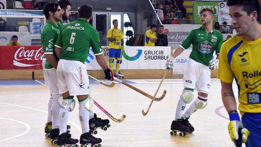 Los jugadores del Liceo celebran un gol ante el Asturhockey.