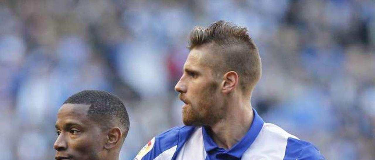 Claudio Beauvue sujeta a Albentosa en Riazor. // Ricardo Grobas