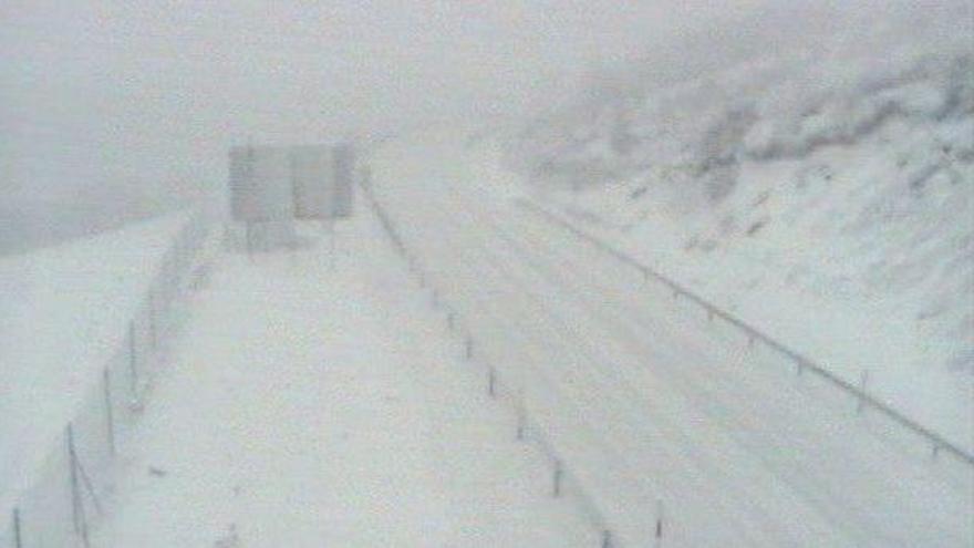 El temporal de nieve cierra dos puertos y obliga al uso de cadenas en 20 carreteras