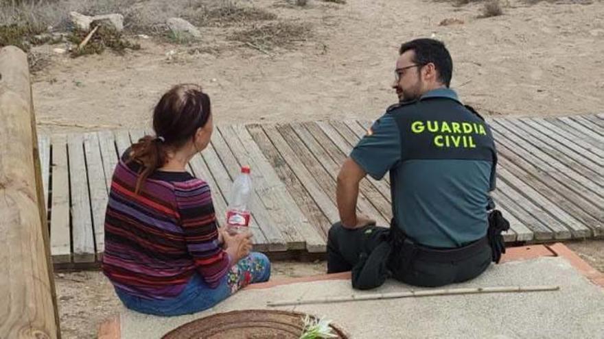 La turista francesa, junto a un agente de la Guardia Civil.