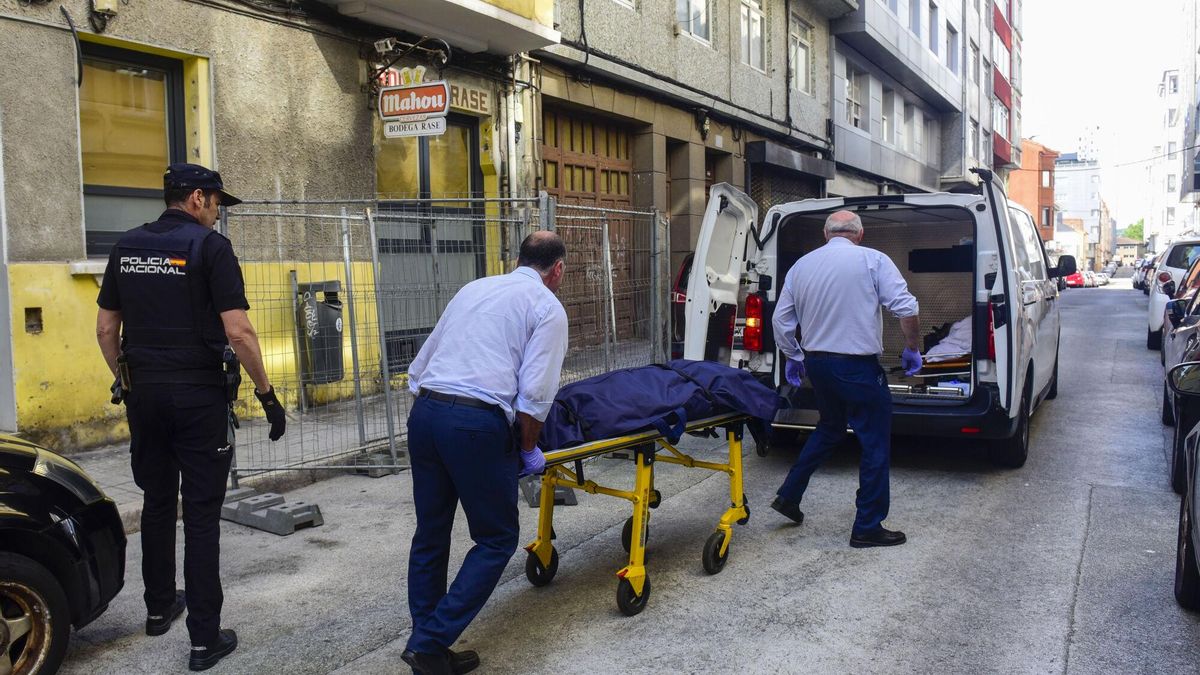 Trabajadores de una funeraria trasladan el cadáver de la mujer fallecida a puñaladas este domingo en la calle Isidoro de A Coruña.