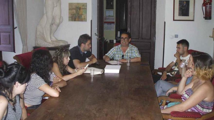 Un momento de la reunión mantenida por las jóvenes con autoridades locales para preparar las fiestas. Foto