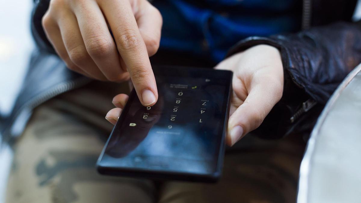 ¿Te llaman de un número desconocido pidiendo dinero? Esta es la nueva estafa de la que alerta la Policía Nacional