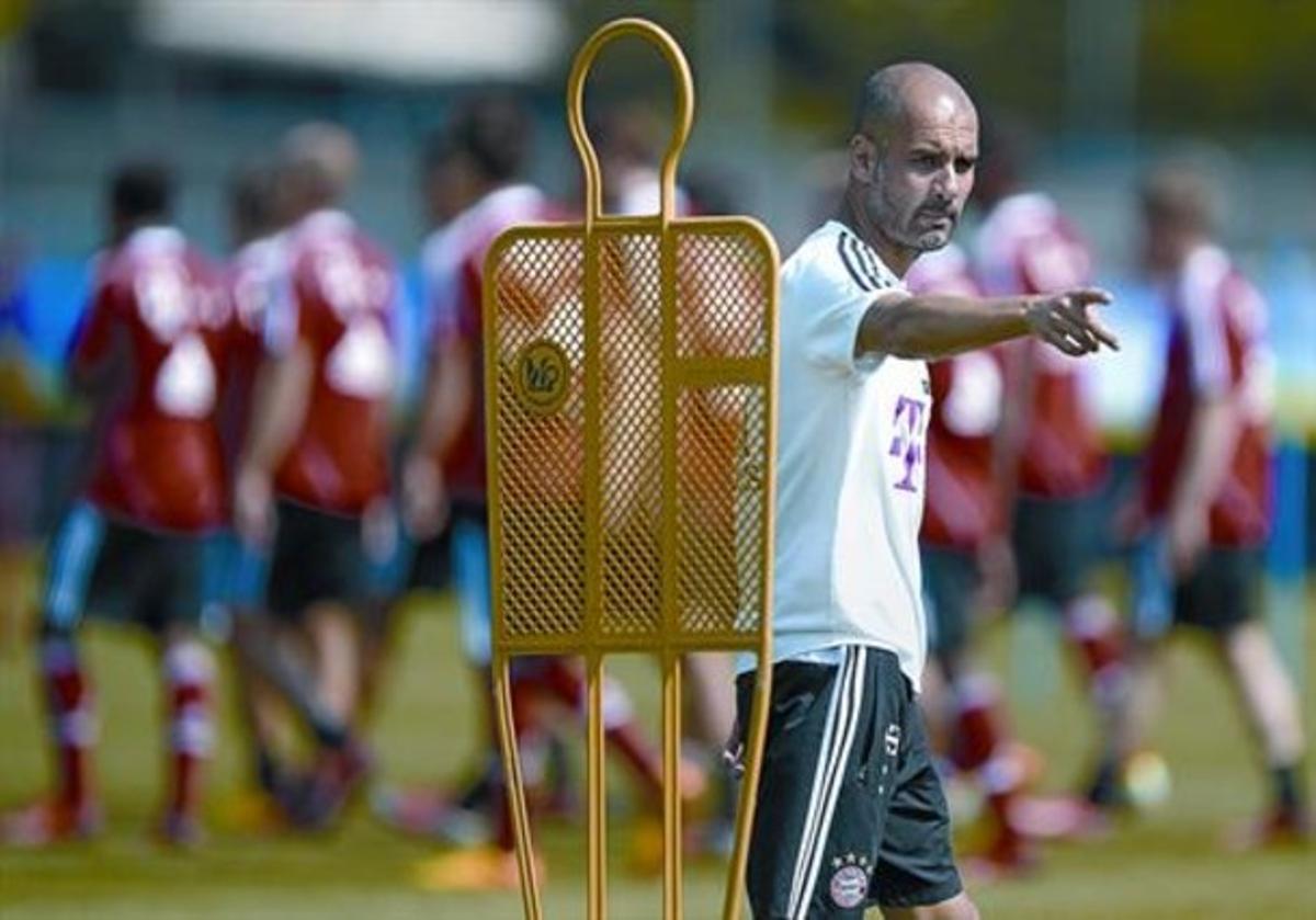 Guardiola dóna instruccions, ahir a Trentino durant l’’stage’ del Bayern. Guardiola dóna instruccions, ahir a Trentino durant l’’stage’ del Bayern.
