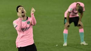zentauroepp55691588 barcelona s lionel messi gestures during the spanish la liga201031221128