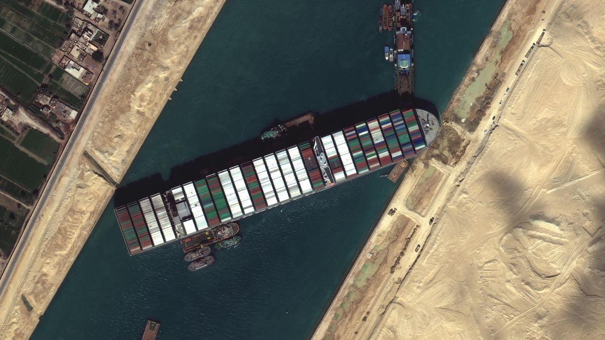 El buque 'Ever Given' bloquea el Canal de Suez tras el accidente ocurrido en 2021.