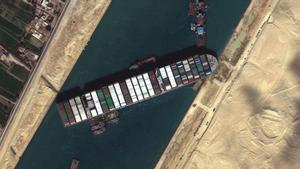El buque Ever Given bloquea el Canal de Suez tras el accidente ocurrido en 2021.