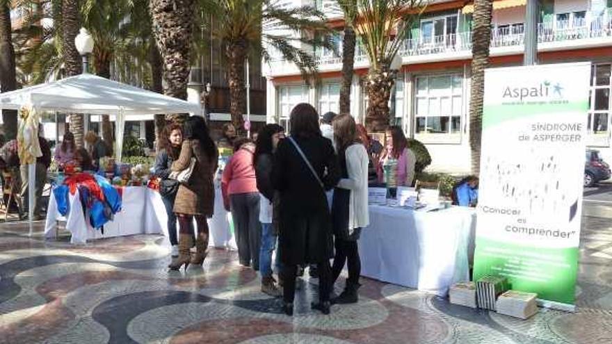 Una de las actividades organizadas por la asociación Aspali en la Explanada de Alicante.