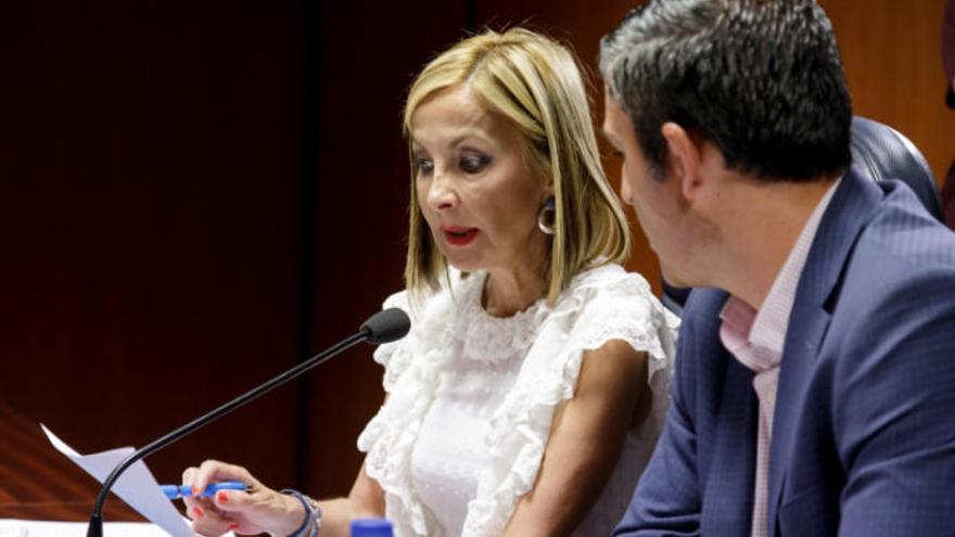 La presidenta del PP de Canarias, María Australia Navarro (i), acompañada por el líder del PP en Tenerife, Manuel Domínguez.