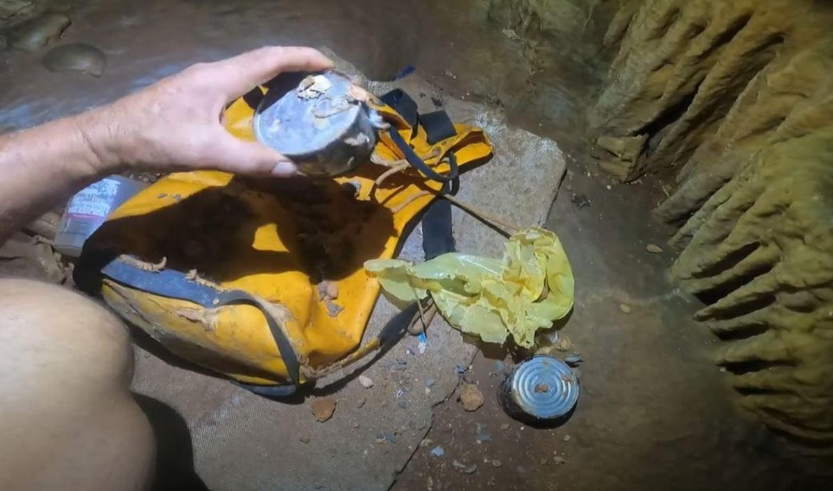 Otra imagen de residuos encontrados dentro de la cavidad de Portocolom.