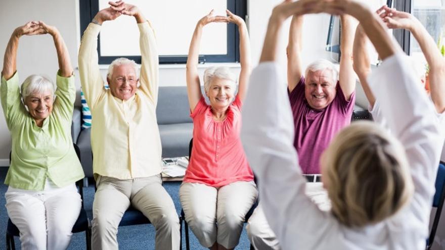 Estos son los ejercicios físicos para mantener el bienestar de las personas mayores cuando llega el calor