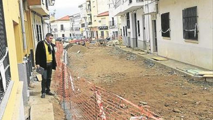 Las obras de mejora de algunas calles se desarrollan a buen ritmo, según el alcalde