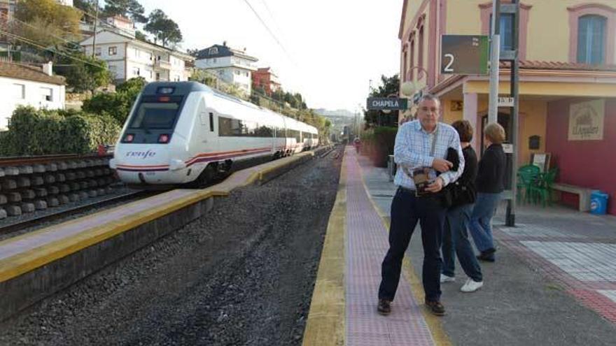 El coordinador de la plataforma Salva ó Tren, Fernando Gómez, en la estación de Chapela, donde se desmantelaron las vías de un andén.  // FdV