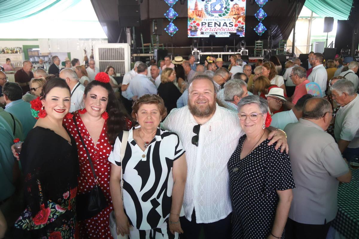 Numerosos peñistas comparten su día de convivencia en El Arenal